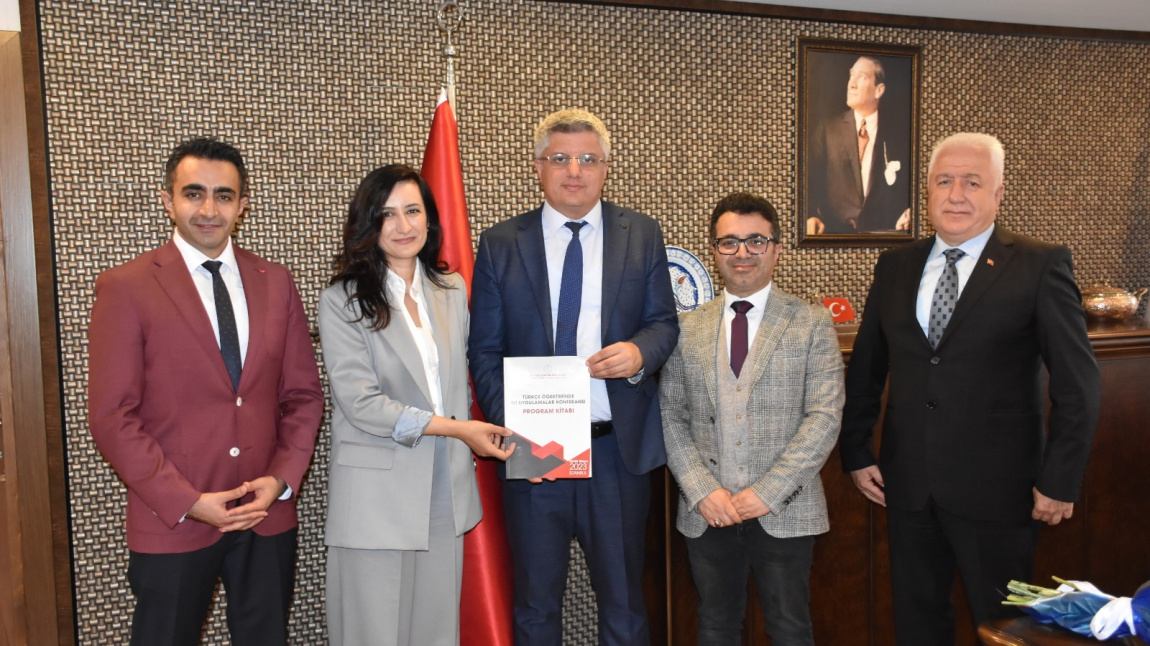 Türkçe ve Dil Öğretimi ile ilgili Samsun İl Milli Eğitim Müdürü Dr. Murat Ağar makamında bizleri kabul etti.