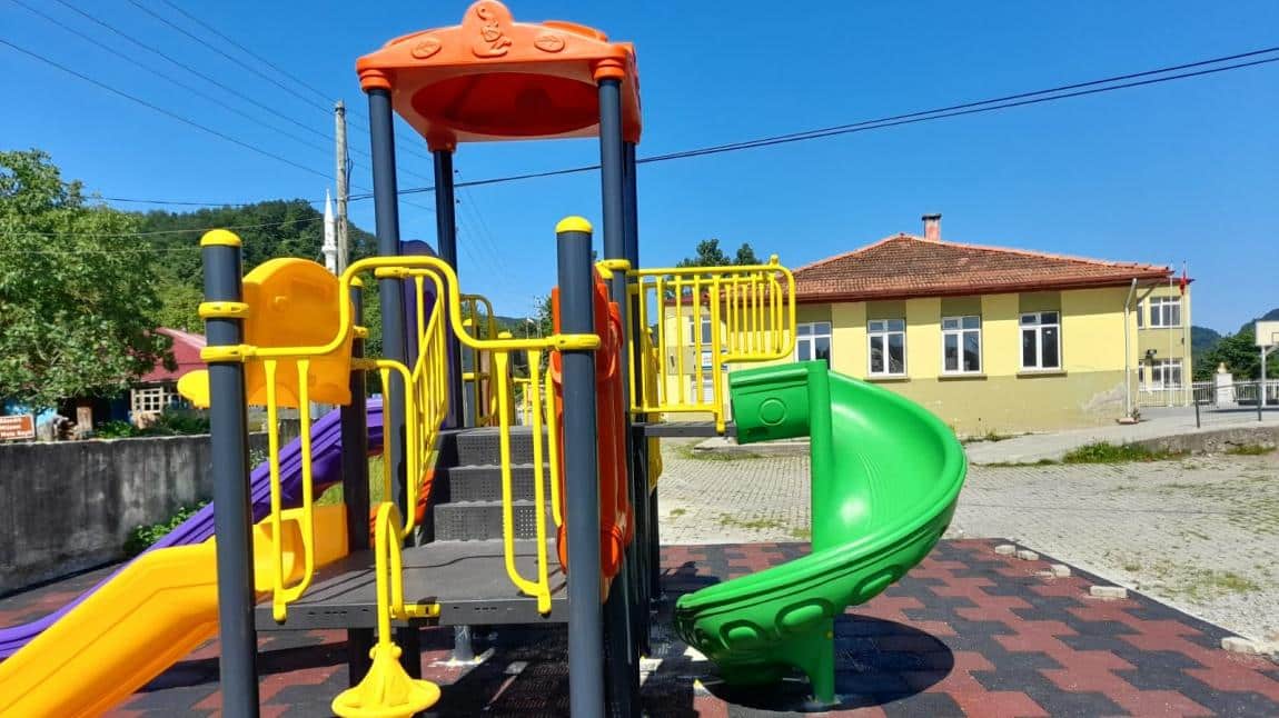 Okulumuza yeni çocuk oyun parkı yapıldı. Güzel  günlerde kullanmak dileğiyle.